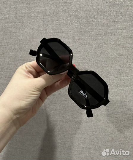Солнечные очки prada