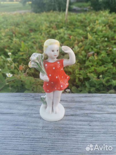 Статуэтка Фарфор лфз девочка с цветами