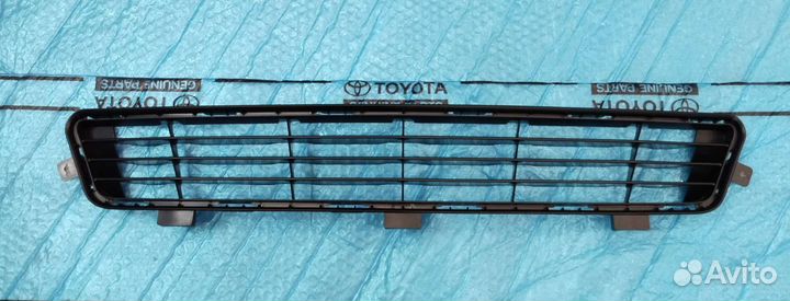 Решетка переднего бампера Камри 40 рестайлинг