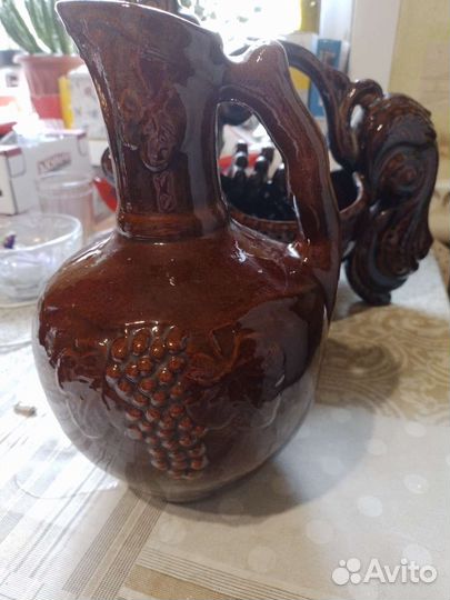 Глиняный кувшин для вина