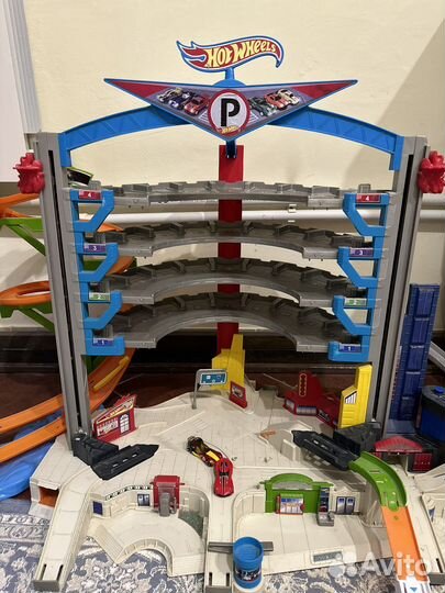 Большая парковка HotWheels