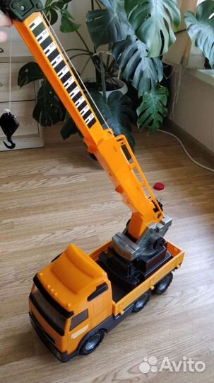 Машина с краном игрушка