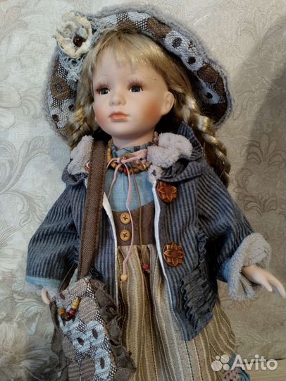 Кукла фарфоровая