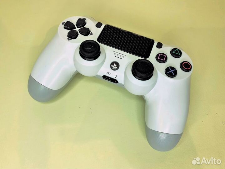 Джойстик Dualshock 4 белый