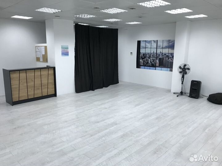 Танцевальный зал с зеркалами