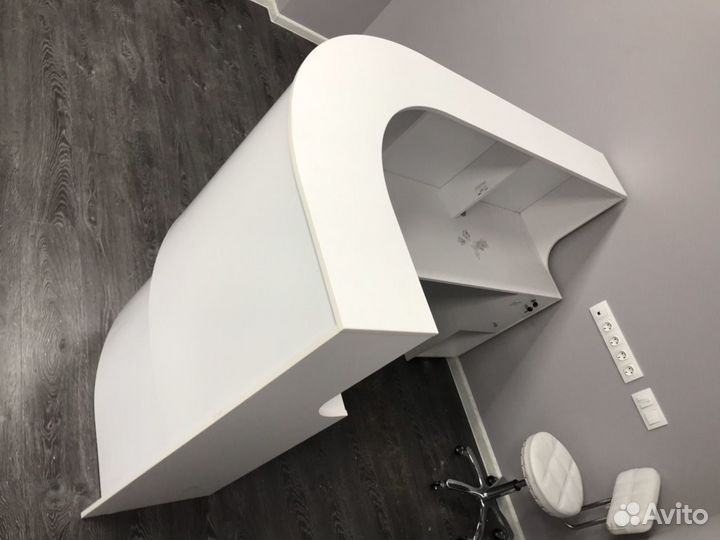 Ресепшен двухуровневый. Стильный,модный, молодежны