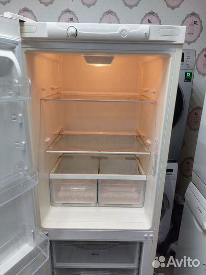 Холодильник Indesit бежевый 167х60х60