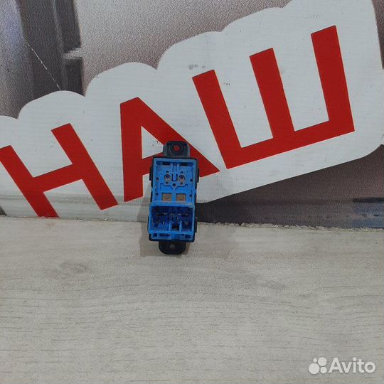 Кнопка стеклоподъемника задняя левая Kia Rio 3