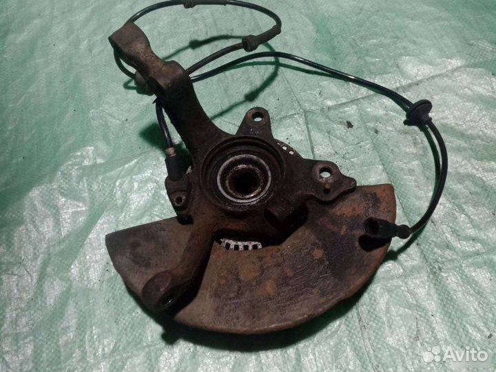 Поворотный кулак передний Volkswagen Passat B3