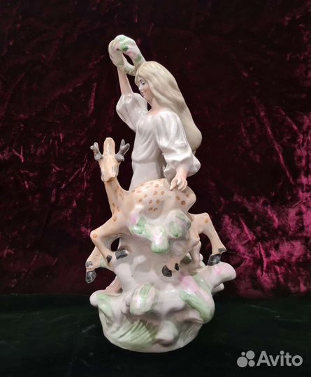 Статуэтка девушка с оленёнком