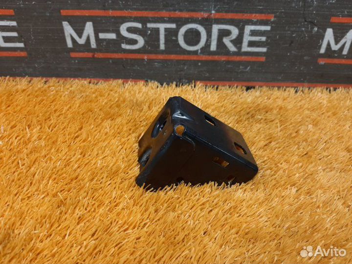 Крепление радиатора правое Mercedes-Benz C-Class