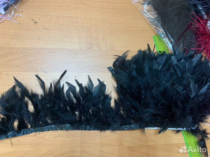 Страусиные перья на ленте