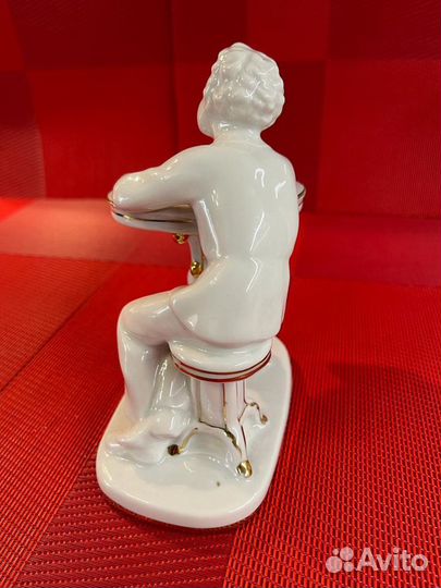 Статуэтка фарфоровая 