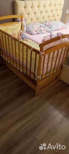 Детская кроватка с маятником и ящиком