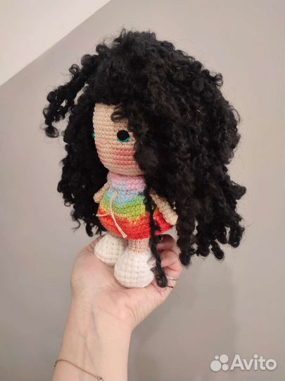 Кукла ручной работы с кудрявыми волосами