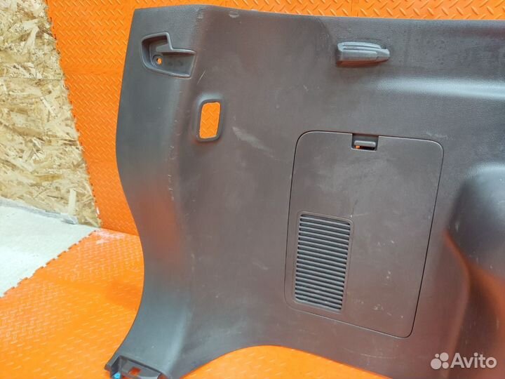 Обшивка багажника задняя левая Mitsubishi Pajero