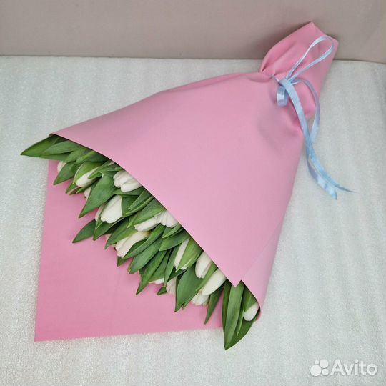 Тюльпаны белые в розовой упаковке