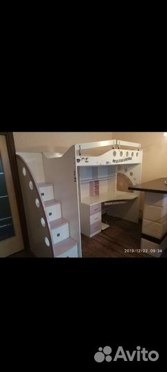 Детская кровать чердак со столом и шкафом