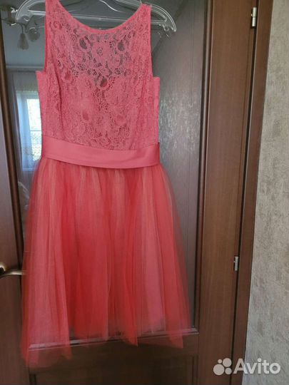Нарядное платье кораллового цвета