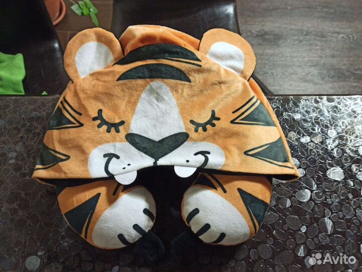 Подголовник с капюшоном новый