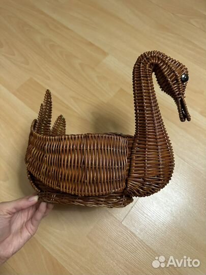 Плетенная ваза в виде утки