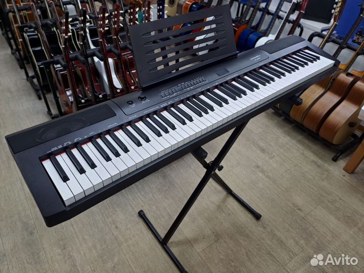 Цифровое пианино со стойкой