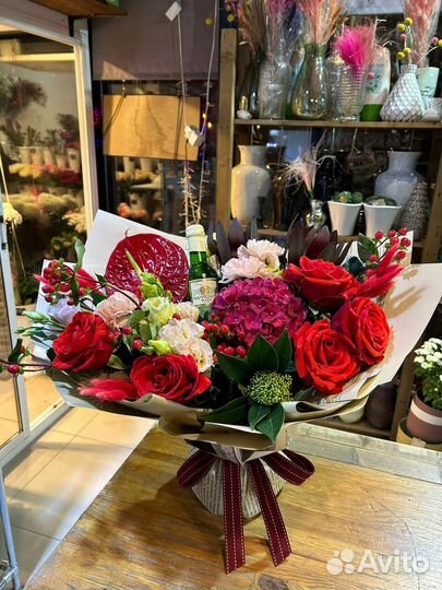 Флорист продавец цветов и ночной продавец