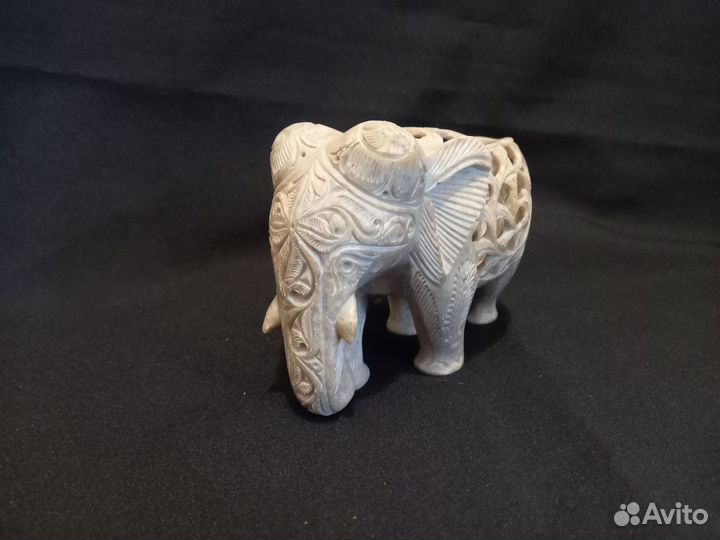 Статуэтка из камня три слона