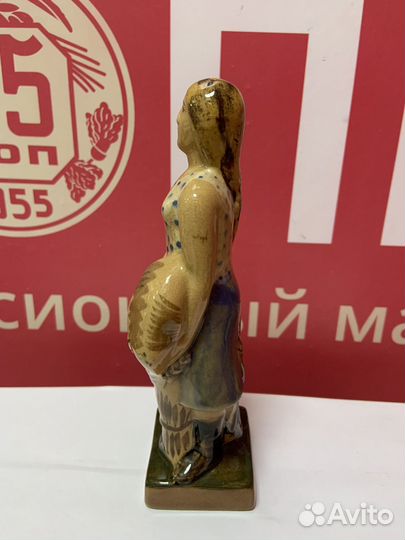 Фарфоровая статуэтка 