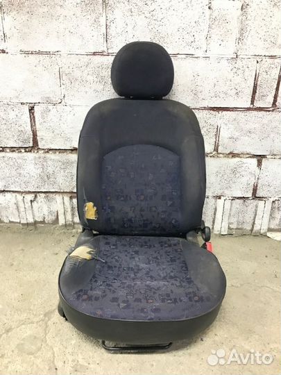 Сиденье переднее правое Peugeot 206 хетчбек 1.9D