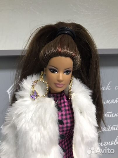 Кукла барби на теле йоги