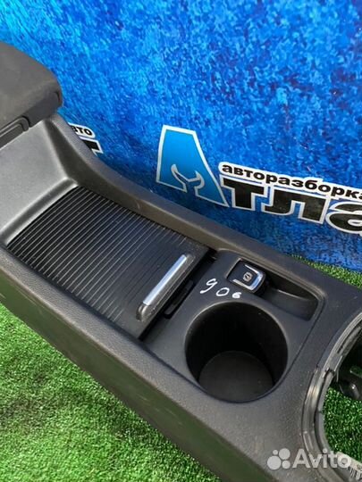 Подлокотник Opel Astra J универсал A16XER 2011