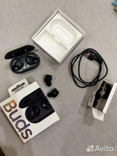 Беспроводные наушники Galaxy buds