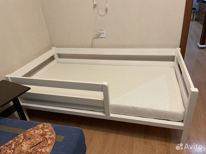 Детская кроватка из дерева с бортиками