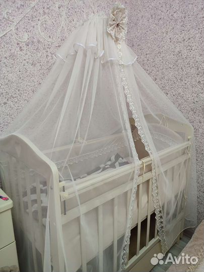 Детская кроватка с маятником