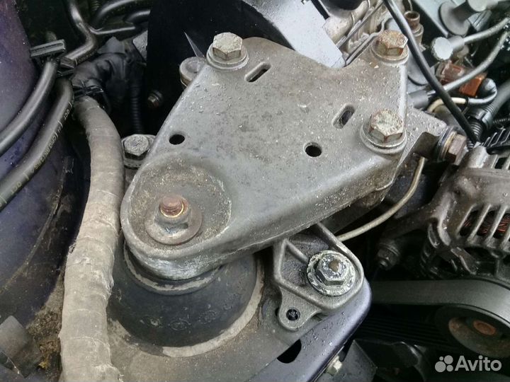 Кронштейн двс верхний правый 1.8 Renault Laguna 1