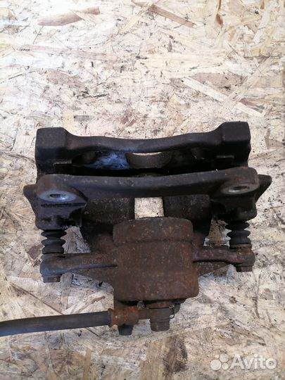 Суппорт передний правый Toyota Avensis T25