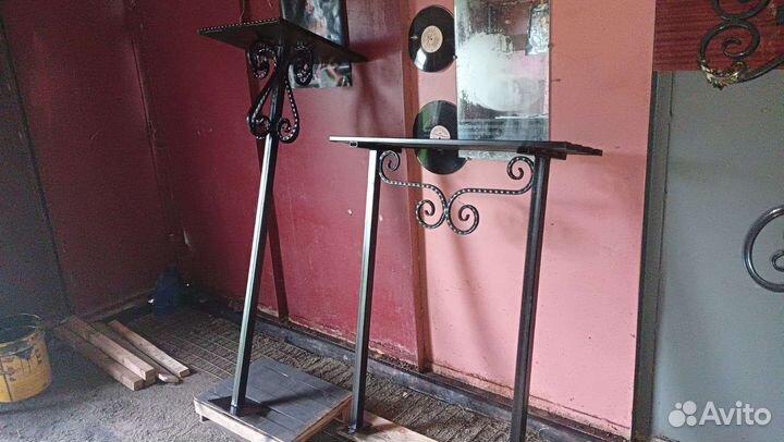 Столик и лавочка на кладбище