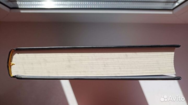 Книга Чарльза Диккенса 