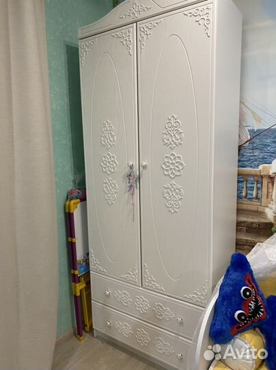 Детская кровать и шкаф