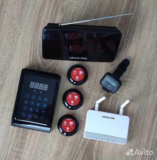 Кнопка вызова персонала, официанта, мастера и часы