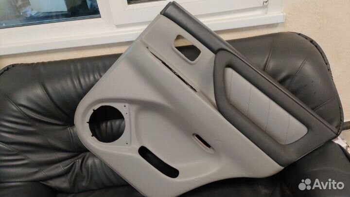 Обшивка двери передняя правая Toyota Land Cruiser