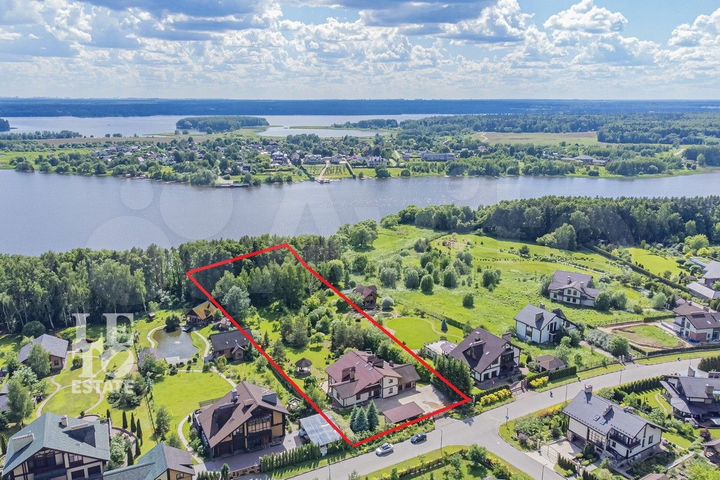 Дом 692,6 м² на участке 49,2 сот.