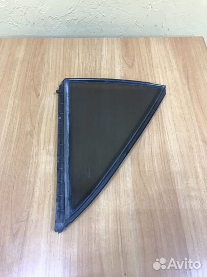 Стекло задней левой двери глухое