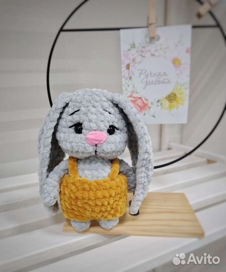 Плюшевый заяц вязаный