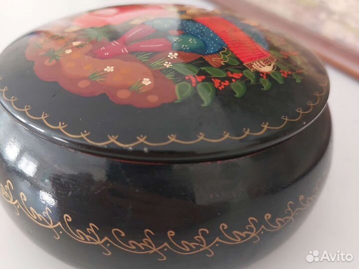 Шкатулка лаковая миниатюра,роспись. Металл СССР