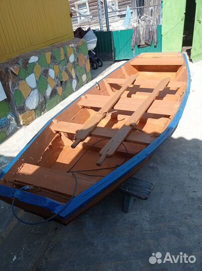 Лодка деревянная