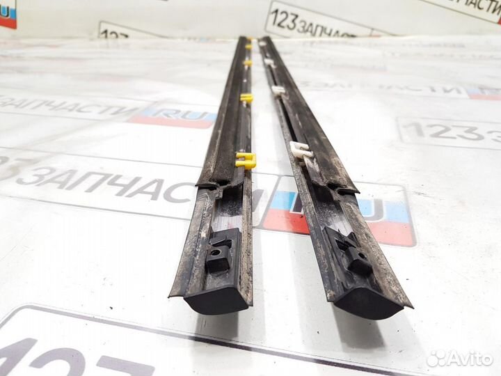 Молдинг стекла двери передней левой наружный