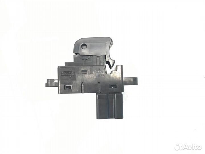 Кнопка стеклоподъемника задняя правая Nissan