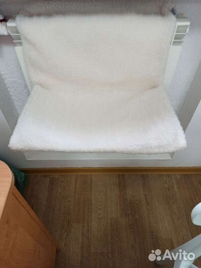 Лежанка для собак и кошек крепится на батарею